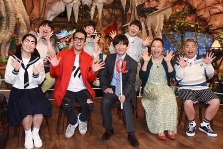 Cheerful cast of "Sekai no Hate made Itte Q!" posing together.