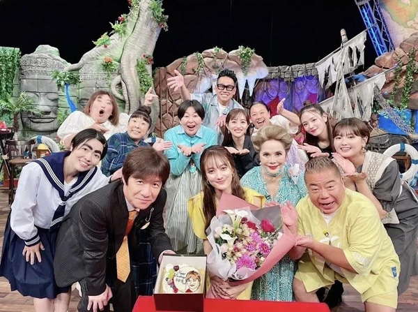  Lively cast group photo from "Sekai no Hate made Itte Q!".