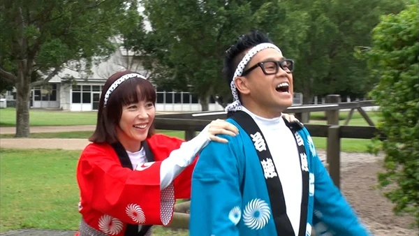 Hosts of "Sekai no Hate made Itte Q!" in kimono, enjoying outdoors.
