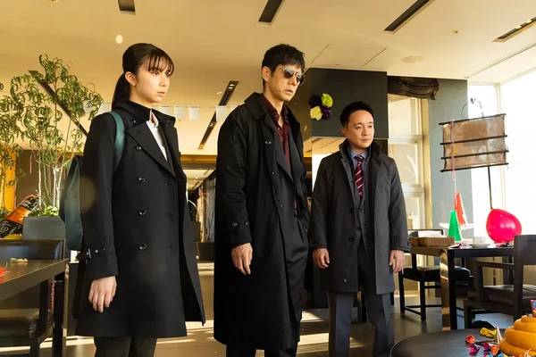 Trio stands seriously in "Metropolitan Police Department Outsider".