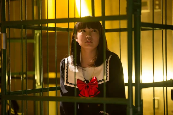 A girl in a sailor uniform is caged in "Nou Shou Sakuretsu Girl".